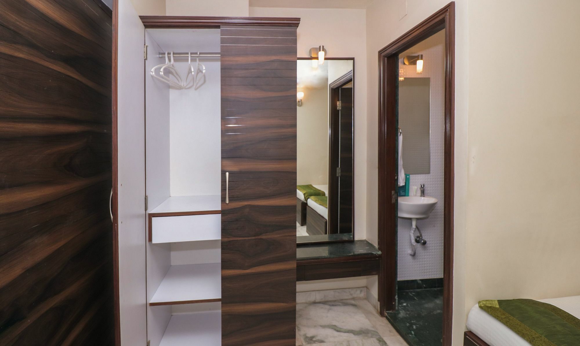 Capital O 8318 Beeu Guest House Liluāh 外观 照片